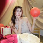 Ring Liao Instagram - 今年的過年怎麼來的這麼快！！ 我還沒時間大掃除🫣房間跟炸掉一樣⋯ 跟我一樣來不及買新衣的朋朋們： 🧧YUYU線上換季折扣「恭喜發財 紅包拿來」 最高超值𝟓折起，全館還免運🛒 我們身上的都是 @yuyu_active 最喜歡套裝啦 出門都不用想怎麼搭配😁