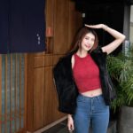 Ring Liao Instagram - 紅紅火火的新年 必須穿新衣吃好料揭開序幕🥰 希望新的一年都可以像今天這樣～每天都是幸福日！ 平常不穿紅色的我 大過年的必須要應景一下🧨 上身是 @wave_shine 的刷毛Bra Top 好喜歡這種摸起來像熊寶寶的材質 看了就很欠抱有沒有😆 外搭的麂皮刷毛背心也是他們家的～ 黑紅配絕對不會錯，又美又颯！ 過年怕穿紅色太老氣的,可以像我這樣搭唷！ #WaveShine #美波第一品牌 #美波神器 #讓美麗變簡單 鮨佐樂 Omakase