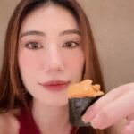 Ring Liao Instagram - 紅紅火火的新年 必須穿新衣吃好料揭開序幕🥰 希望新的一年都可以像今天這樣～每天都是幸福日！ 平常不穿紅色的我 大過年的必須要應景一下🧨 上身是 @wave_shine 的刷毛Bra Top 好喜歡這種摸起來像熊寶寶的材質 看了就很欠抱有沒有😆 外搭的麂皮刷毛背心也是他們家的～ 黑紅配絕對不會錯，又美又颯！ 過年怕穿紅色太老氣的,可以像我這樣搭唷！ #WaveShine #美波第一品牌 #美波神器 #讓美麗變簡單 鮨佐樂 Omakase