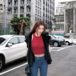 Ring Liao Instagram - 紅紅火火的新年 必須穿新衣吃好料揭開序幕🥰 希望新的一年都可以像今天這樣～每天都是幸福日！ 平常不穿紅色的我 大過年的必須要應景一下🧨 上身是 @wave_shine 的刷毛Bra Top 好喜歡這種摸起來像熊寶寶的材質 看了就很欠抱有沒有😆 外搭的麂皮刷毛背心也是他們家的～ 黑紅配絕對不會錯，又美又颯！ 過年怕穿紅色太老氣的,可以像我這樣搭唷！ #WaveShine #美波第一品牌 #美波神器 #讓美麗變簡單 鮨佐樂 Omakase