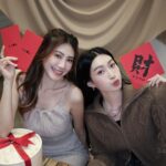 Ring Liao Instagram – 今年的過年怎麼來的這麼快！！
我還沒時間大掃除🫣房間跟炸掉一樣⋯

跟我一樣來不及買新衣的朋朋們：
🧧YUYU線上換季折扣「恭喜發財 紅包拿來」
最高超值𝟓折起，全館還免運🛒
我們身上的都是 @yuyu_active 
最喜歡套裝啦 出門都不用想怎麼搭配😁