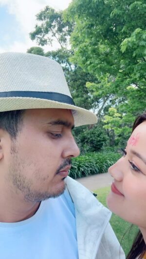 Riyasha Dahal Instagram - Jabarjasti tiktok banauna lagako hai guys 🤣🤣🤣 @mystic_victor #riyashadahal #australai #auburn #botanicalgarden #husbandwife