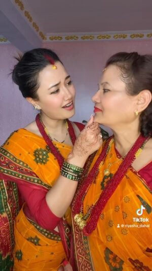 Riyasha Dahal Instagram - अर्को जन्म हजुरकै छोरी हुन पाऊँ। 🙏🏻 @niru.dahal.1000 ♥️♥️ #1stmondayofshrawan #momdaughter