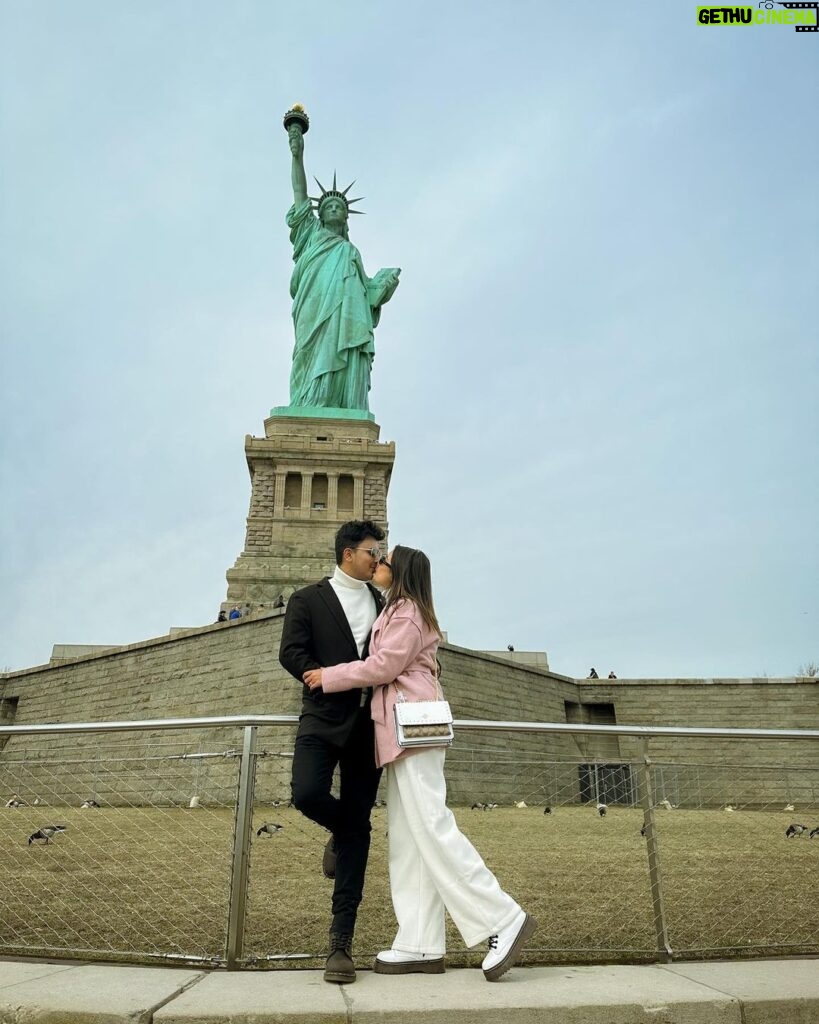 Riyasha Dahal Instagram - ♥️ @mystic_victor #throwbacknewyork Statue of Liberty