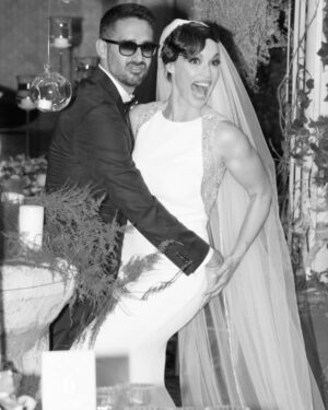 Roberta Giarrusso Instagram - L’essenza del nostro  matrimonio in uno scatto 🤣 

Buon anniversario a noi e che possa peggiorare col tempo 😝 

Auguri a noi ❤️
@riccardo_dipasquale 

Immortalato da @gianlucag7 📸
Dipinta da @gennaromarchesemakeupartist 💄
Acconciata da @tamaraninci 💇🏻‍♀️
Vestita da @pronovias 👰🏽

Diretta da @lasusannamaurandi 💃