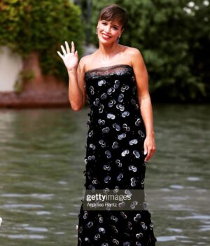 Roberta Giarrusso Instagram - È sempre una grande emozione! 

@labiennale 
@giorgioarmani 
@bulgari 
@simonebellimakeup 
@lauracasato 
@francesca_amenta_ 
@kerastase_official 
@lorealpro