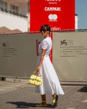 Roberta Giarrusso Instagram - Qui si cammina eh 💛

@maisonvalentino 
@pppiccioli 
@il_vitino