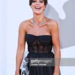 Roberta Giarrusso Instagram - Perché l’importante è sorridere sempre!!! @labiennale @fenix_entertainment @ermannoscervino @marvi_marver @damianiofficial @giancarlo_parolini @armanibeauty @simonebellimakeup @kerastase_official @francescaamenta #hairstyle @alessandro.joubert_mua #mua
