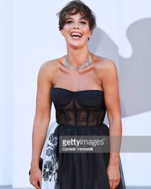Roberta Giarrusso Instagram - Perché l’importante è sorridere sempre!!!

@labiennale 
@fenix_entertainment 
@ermannoscervino @marvi_marver 
@damianiofficial @giancarlo_parolini

@armanibeauty 
@simonebellimakeup 
@kerastase_official 
@francescaamenta  #hairstyle 
@alessandro.joubert_mua #mua