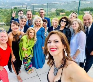 Roberta Giarrusso Instagram - Serata stupenda dedicata alle donne al @festivalcascia condotto dalla bellissima e bravissima @janetdenardis 
Grazie del premio ❤️🌹