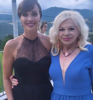 Roberta Giarrusso Instagram - Che grande dispiacere cara Sandra ti ammiravo tantissimo una donna gentile,garbata, di una solarità e di una bontà come poche. Avevi sempre una parola buona per tutti ho un ricordo di te bellissimo 
Mi avevi scritto qualche giorno fa per farmi gli auguri dello spettacolo.
Te lo dedicherò e so che lo guarderai da lassù 
Che dispiacere immenso 
❤️❤️❤️❤️