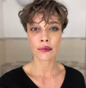 Roberta Giarrusso Instagram - Divisa tra me e Giulia 🎬 “GARBAGE MAN” 

La magia del make-up di @castelluccisilvia 
E L’hairstyle di @radu3553