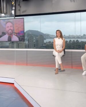 Roberta Sá Instagram - Muito feliz de ver o samba representado pelos palcos cariocas neste Réveillon ✨ E levei essa alegria ao RJ TV de hoje, comandado pela queridíssima @marigross1, pra lembrar que neste domingão estarei na festa da virada do Palco Madureira, no bairro que respira samba! 

O Sambasá começa por volta das 22h e terei a grande honra de contar com a participação especial da Velha Guarda da Portela. Venham! Vamos celebrar a chegada de 2024 🎊