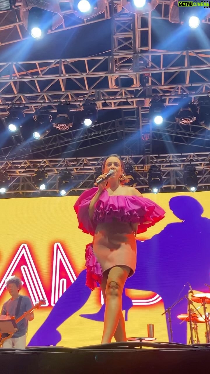 Roberta Sá Instagram - Fico especialmente emocionada quando tenho a oportunidade de tocar em praça pública, de graça, pra quem quiser chegar. Dessa vez foi na beira do mar com brisa fresca, memórias de um carnaval de adolescência, em Areia Branca e muito atum! Obrigada ao público que compareceu, foi uma alegria cantar pra vocês! Novembro tô de volta ao RN, no Festival @ribeiraboemia junto com @jorgearagaodacruz .