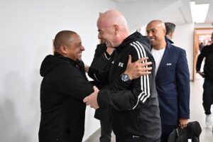 Roberto Carlos Instagram - Feliz aniversário presidente @gianni_infantino 👏🏼👏🏼
