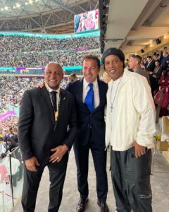 Roberto Carlos Instagram - Coisas que só o futebol te da ,amigos e grandes experiências The Chedi Katara - a GHM hotel