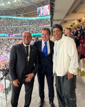 Roberto Carlos Instagram - Coisas que só o futebol te da ,amigos e grandes experiências