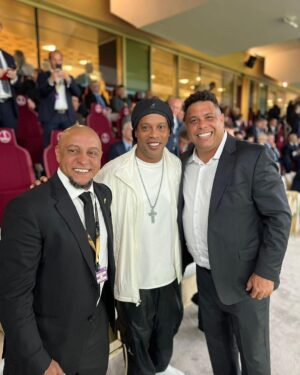 Roberto Carlos Instagram - Coisas que só o futebol te da ,amigos e grandes experiências