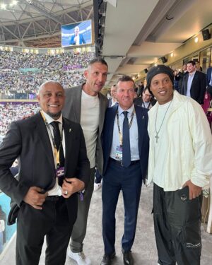 Roberto Carlos Instagram - Coisas que só o futebol te da ,amigos e grandes experiências