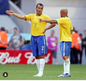 Roberto Carlos Instagram - Muitas felicidades TUFO @cafu2 Deus te abençoe amigo 👏👏👏👏🇧🇷🇧🇷🇧🇷🇧🇷🇧🇷