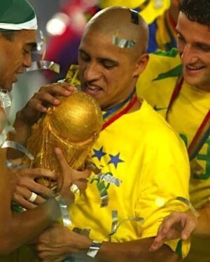 Roberto Carlos Instagram - 🏆 21 anos dessa @fifaworldcup inesquecível! 
🇧🇷 É um orgulho enorme ser PENTACAMPEÃO do mundo com essas lendas do futebol!