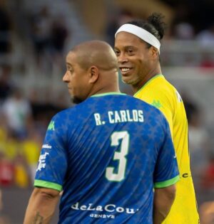 Roberto Carlos Instagram - Legends everywhere.. @oficialrc3 vs @ronaldinho that’s why it’s called #thebeautifulgame 

#WeAreEntourage #RobertoCarlos #Ronaldinho