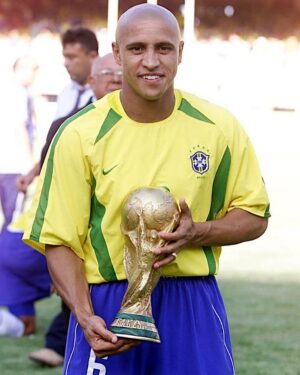 Roberto Carlos Instagram - 🏆 21 anos dessa @fifaworldcup inesquecível! 
🇧🇷 É um orgulho enorme ser PENTACAMPEÃO do mundo com essas lendas do futebol!