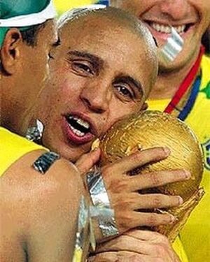Roberto Carlos Instagram - 🏆 21 anos dessa @fifaworldcup inesquecível! 
🇧🇷 É um orgulho enorme ser PENTACAMPEÃO do mundo com essas lendas do futebol!