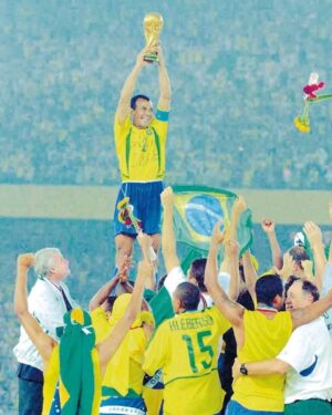 Roberto Carlos Instagram - 🏆 21 anos dessa @fifaworldcup inesquecível! 
🇧🇷 É um orgulho enorme ser PENTACAMPEÃO do mundo com essas lendas do futebol!
