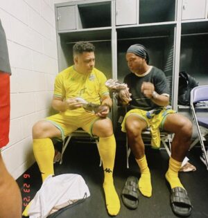 Roberto Carlos Instagram - Legends everywhere.. @oficialrc3 vs @ronaldinho that’s why it’s called #thebeautifulgame 

#WeAreEntourage #RobertoCarlos #Ronaldinho