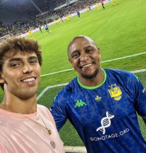 Roberto Carlos Instagram - Legends everywhere.. @oficialrc3 vs @ronaldinho that’s why it’s called #thebeautifulgame 

#WeAreEntourage #RobertoCarlos #Ronaldinho