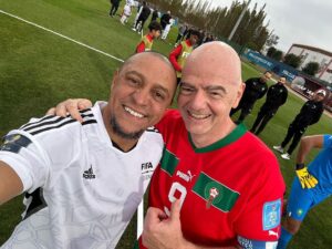 Roberto Carlos Instagram - Sempre um prazer jogar nos amistosos da FIFA e trocar impressões com o Presidente @gianni_infantino