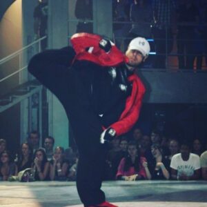 Roberto da Costa Instagram - My signature dance move hope I still can pull it off after all those heavy leg workouts 🙈 #signature #dance #move #soyouthinkyoucandance #liveshow #sytycd #choreography #choreographer #dancer #hiphop #performance #performer #robertodacosta #amsterdam #dutch #aruba #puma