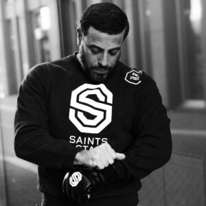 Roberto da Costa Instagram - Tighten up your gloves and smash into your new year 💪🏽 📸 @fracrox ! #holybox #holy #box #holyshred #shred #saintsandstars #nextlevelgym #boutiquegym #sport #training #lose #fat #gain #muscle #muscles #robertodacosta #amsterdam #levelup #blackandwhite