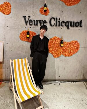 Robin Furuya Instagram - Beautiful party

歴史でも魅了された素敵なVeuve Clicquot、ひと段落したら
家で開けよう　

期間限定イベント「L’été Jaune with Veuve Clicquot x
Nicolai Bergmann」が表参道でオープンするよ〜　

@veuveclicquot 
@nicolaibergmann 

#LeteJaune #VeuveClicquot #LiveClicquot #ヴーヴクリコ #Sponsored #DrinkResponsibly
#PR