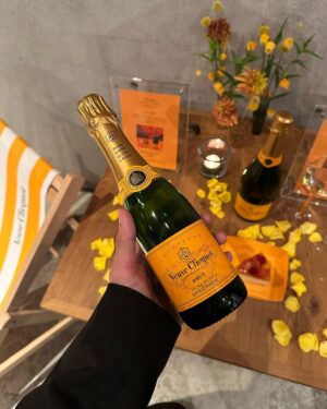 Robin Furuya Instagram - Beautiful party

歴史でも魅了された素敵なVeuve Clicquot、ひと段落したら
家で開けよう　

期間限定イベント「L’été Jaune with Veuve Clicquot x
Nicolai Bergmann」が表参道でオープンするよ〜　

@veuveclicquot 
@nicolaibergmann 

#LeteJaune #VeuveClicquot #LiveClicquot #ヴーヴクリコ #Sponsored #DrinkResponsibly
#PR