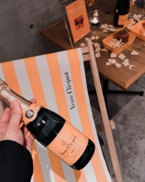 Robin Furuya Instagram - Beautiful party

歴史でも魅了された素敵なVeuve Clicquot、ひと段落したら
家で開けよう　

期間限定イベント「L’été Jaune with Veuve Clicquot x
Nicolai Bergmann」が表参道でオープンするよ〜　

@veuveclicquot 
@nicolaibergmann 

#LeteJaune #VeuveClicquot #LiveClicquot #ヴーヴクリコ #Sponsored #DrinkResponsibly
#PR