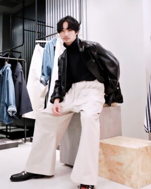 Robin Furuya Instagram - It’s getting chilly these days In Japan
Can’t wait to go snowboarding haha 

Love the Hed Mayner’s oversized silhouettes style meeting desigual 

Pants :Desigual x HedMayner 

@desigual
#DesigualxHedMayner
#PR