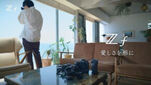 Robin Furuya Instagram - イメージモデルを務めたNikonのフルサイズミラーレスカメラ「Z f」が、ついに 本日発売です。
スペシャルコンテンツで、僕のインタビュー動画と作品が公開になったので、
ぜひ見てみてください
撮影に協力してくれたのは伊礼姫奈ちゃん、ありがとう！

https://www.nikon-image.com/sp/zf/
#Zf
#Nikon
#愛しさを形に
#nikoncreators
#PR