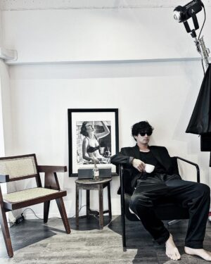 Robin Furuya Instagram - Less is better

Sunglasses @a.d.s.r._official 
Jacket @zara 
Pants @beautifulpeople_officialsite