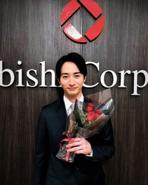 Robin Furuya Instagram - 日曜劇場『VIVANT』

最終回が終わっても熱が冷めない

初めての日曜劇場出演が『VIVANT』で本当によかった。
ありがとうございました。
配信でまた一気にみよう

以上
誤送金に巻き込まれた男
水上了でした！

#VIVANT #水上了　#だって何回も数字数えたもん