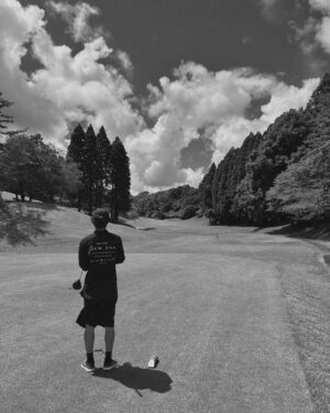 Robin Furuya Instagram - 次の撮影が始まる前に

ドライバーとかアイアンとかちゃんと揃えたくなってきた
今年中に目指せ80

Tops @newerajapan 
Shoes @niketokyo 

#golf