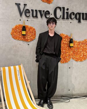 Robin Furuya Instagram - Beautiful party

歴史でも魅了された素敵なVeuve Clicquot、ひと段落したら
家で開けよう　

期間限定イベント「L’été Jaune with Veuve Clicquot x
Nicolai Bergmann」が表参道でオープンするよ〜　

@veuveclicquot 
@nicolaibergmann 

#LeteJaune #VeuveClicquot #LiveClicquot #ヴーヴクリコ #Sponsored #DrinkResponsibly
#PR