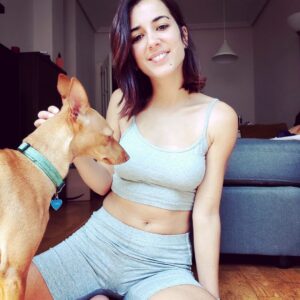 Rocío Vidal Instagram - DEJAD DE OPINAR SOBRE NUESTROS CUERPOS.
Estoy recibiendo este tipo de comentarios en mi último vídeo y me ha parecido oportuno hacer una reflexión.
Ya está bien de que estemos continuamente sometidas al más duro escrutinio sobre unos ideales inalcanzables de perfección y belleza. 
Una de cada tres adolescentes sufre ansiedad por culpa de las redes sociales. Hemos creado un monstruo, y si no somos conscientes del peligro que supone para la autoestima, para la salud mental y la estabilidad de tantas personas este tipo de comentarios "bienintencionados", la cosa va a ir a peor.
A mí no me afecta, estoy  en mi peso y feliz con mi cuerpo, pero muchas compañeras lo sufren a diario, y encima tienen que soportar que algunas influencers critiquen que se muestren la diversidad de cuerpos en campañas publicitarias.
Promover la salud no está reñido con mostrar cuerpos reales, a ver si nos entra en la mollera.
Nadie tiene que avergonzarse de ser como es, y tiene derecho a estar representada.
En conclusión, dejad de opinar sobre lo que nos falta, nos sobra o tenemos que mejorar. Nunca sabéis quién hay detrás y cómo le pueden afectar estos comentarios.
Mi perrita y yo os deseamos un feliz fin de semana ❤️