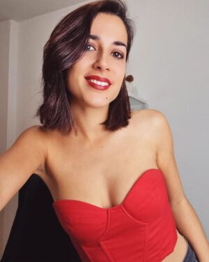 Rocío Vidal Instagram - Me he cortado el pelo y me he vestido de rojo 😳