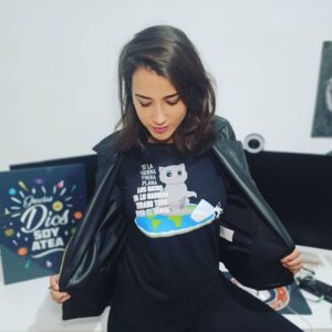 Rocío Vidal Instagram - Se me da regulín hacerme fotos, pero lo importante es... ¡He sacado mi tienda online! Diseños originales en camisetas, tazas, sudaderas, pósters... Yo creo que es un regalo perfecto para estas navidades, ¿No?
Envíos rápidos e internacionales.
Tenéis el link a la tienda en la bio y en stories.
Espero que os guste 🥰
Grscias @joelmarcodesign  por los diseños.