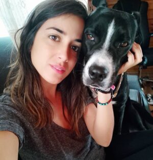 Rocío Vidal Instagram - Hola, preciosa Sía. Hacemos un trato. Yo te cuido y te doy todo el cariño que la familia que te abandonó no te dio, hasta que encontremos tu casa definitiva. Y tú no te subes encima de mí con tus 26 kgs de peso mientras estoy trabajando, que alguien tiene que traer comida a esta casa.
¿Alguien quiere conocer a esta increíble perra? Está en adopción y tenéis la info en mis stories destacados.