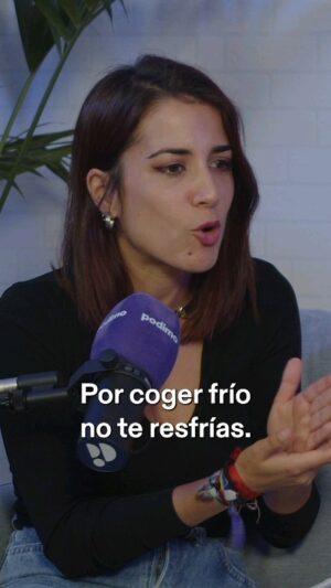 Rocío Vidal Instagram - ¡NUESTRAS ABUELAS TIENEN RAZÓN! (Aunque sea en parte). ¿Te puedes resfriar por coger frío? El médico anestesista David Callejo nos lo resuelve, entre otras muchas dudas médicas, y también nos cuenta la cara que no se ve de ser anestesista pediátrico. CAPITULAZO 💜

Tenéis la entrevista completa de El Club de las Mentes Vivas como todas las semanas en @podimo_es y en el link de mi bio un mesazo gratuito 🔥🔥🔥
