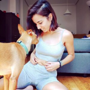 Rocío Vidal Instagram - DEJAD DE OPINAR SOBRE NUESTROS CUERPOS.
Estoy recibiendo este tipo de comentarios en mi último vídeo y me ha parecido oportuno hacer una reflexión.
Ya está bien de que estemos continuamente sometidas al más duro escrutinio sobre unos ideales inalcanzables de perfección y belleza. 
Una de cada tres adolescentes sufre ansiedad por culpa de las redes sociales. Hemos creado un monstruo, y si no somos conscientes del peligro que supone para la autoestima, para la salud mental y la estabilidad de tantas personas este tipo de comentarios "bienintencionados", la cosa va a ir a peor.
A mí no me afecta, estoy  en mi peso y feliz con mi cuerpo, pero muchas compañeras lo sufren a diario, y encima tienen que soportar que algunas influencers critiquen que se muestren la diversidad de cuerpos en campañas publicitarias.
Promover la salud no está reñido con mostrar cuerpos reales, a ver si nos entra en la mollera.
Nadie tiene que avergonzarse de ser como es, y tiene derecho a estar representada.
En conclusión, dejad de opinar sobre lo que nos falta, nos sobra o tenemos que mejorar. Nunca sabéis quién hay detrás y cómo le pueden afectar estos comentarios.
Mi perrita y yo os deseamos un feliz fin de semana ❤️