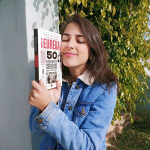 Rocío Vidal Instagram - Si hace tres años me llegan a decir que, con 28 primaveras, iba a escribir Historia de la Ciencia, con mayúsculas, y en modo reportaje, en vivo y en directo como si nos trasladásemos en el tiempo, me hubiese echado a reír.
Pero aquí estoy, orgullosa con mi nuevo hijo, ¡EUREKA!, que ha sido el trabajo más arduo de investigación de mi vida. Y nada me hace más feliz que compartirlo con todos vosotros, que sintáis ese cosquilleo de lo que hemos recorrido hasta llegar hasta nuestros días, y que en estos tiempos duros de pandemia que nos ha tocado vivir, podamos valorar la importancia de ensalzar el trabajo científico como herramienta para superar los obstáculos.
¿Sabías que Napoleón Bonaparte ayudó a promover la vacunación? ¿O que una condesa fue de las primeras programadoras de la Historia? ¿Por qué Galileo tuvo que abjurar del Heliocentrismo ante la Santa Inquisición?
50 reportajes que cambiaron la Historia: anécdotas, guerras entre la religión y la ciencia, historias de mujeres silenciadas...
A la venta el 28 de enero, envíos internacionales desde Amazon y disponible ya en preventa. Tenéis el link en la bio ♥️
P.D: A mi gato Pantxo aún no he conseguido engancharle al libro. Espero que a vosotros os guste más.
Fotografía @claravidal10.
